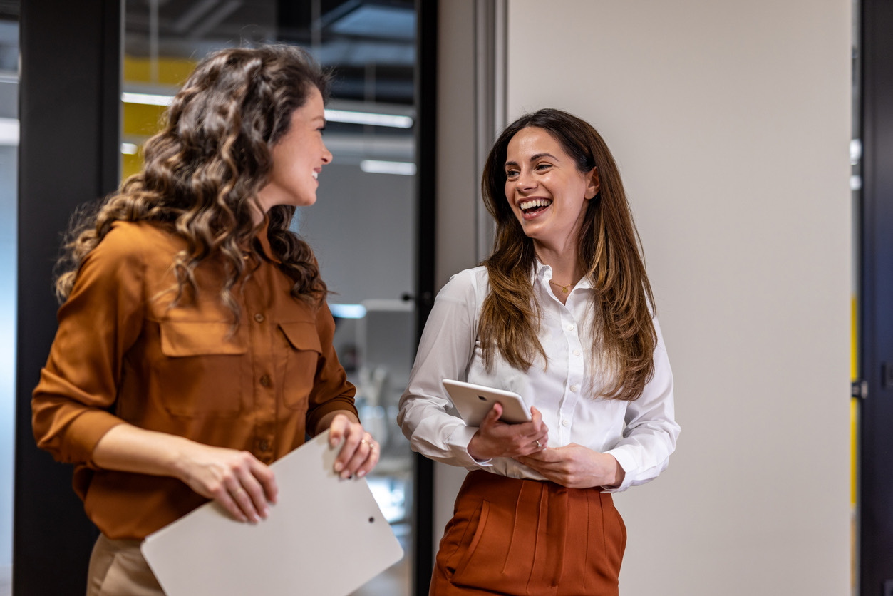 Collega's in gesprek op kantoor